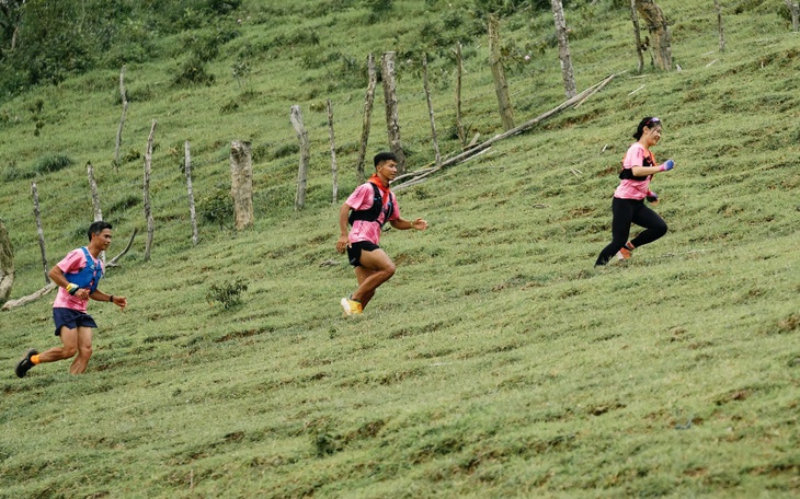 Đón năm mới 2026: Lên Măng Đen ngắm hoa anh đào, xuống phố hòa nhịp lễ hội - Ảnh 20.
