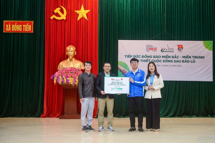 Báo Tuổi Trẻ cùng GREENFEED trao 1,2 tỉ đồng cho người dân Hà Tĩnh bị ảnh hưởng bởi bão lũ - Ảnh 9.