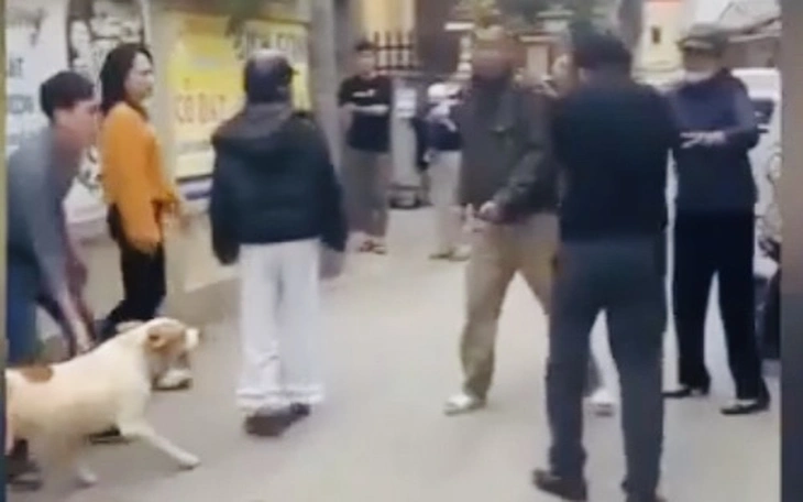 Tạm giữ hình sự 2 cha con vụ thả chó cắn vợ chồng hàng xóm bị thương sau mâu thuẫn - Ảnh 2.