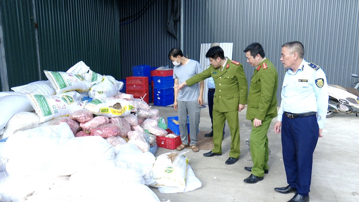 Phát hiện ô tô chở hơn 3 tấn xương bốc mùi hôi thối đang chạy trên đường - Ảnh 2.