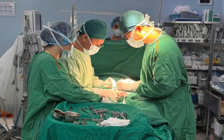 Đau dữ dội vùng bìu, nam sinh suýt mất tinh hoàn - Ảnh 2.