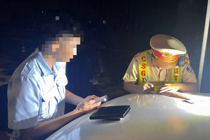 Nghiêm trị xe cứu thương lạm dụng quyền ưu tiên - Ảnh 2.