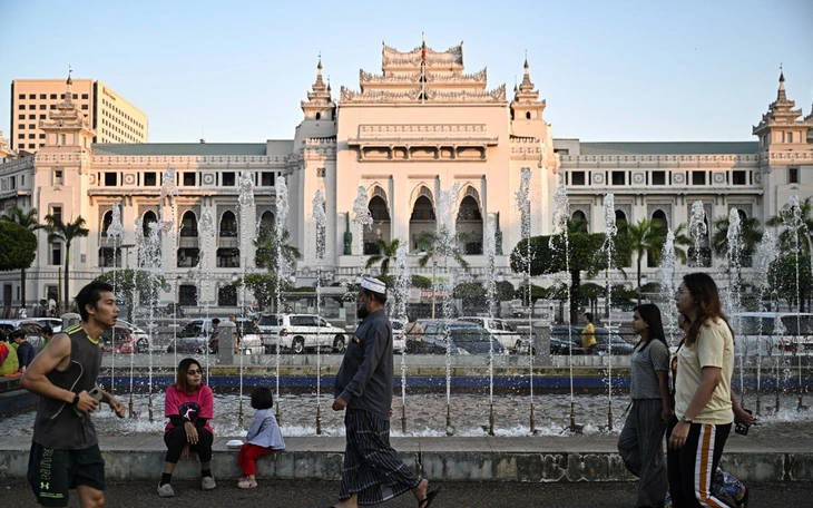 Dân Myanmar lác đác đi bỏ phiếu trong bầu cử 5 năm sau đảo chính - Ảnh 3.