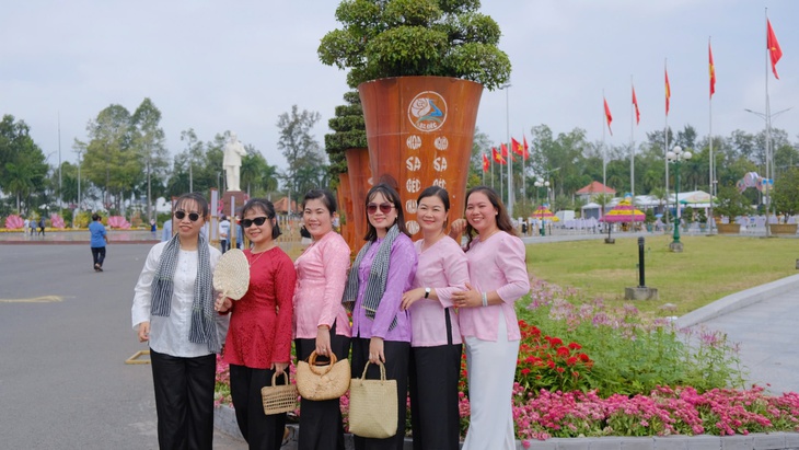 Du khách nô nức trước thềm khai mạc Festival hoa kiểng Sa Đéc  - Ảnh 7.