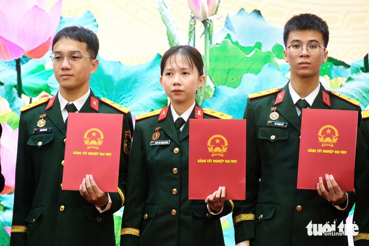 Cô gái Tây Ninh đạt thủ khoa ở Hà Nội, ra trường với hàm trung úy - Ảnh 2.