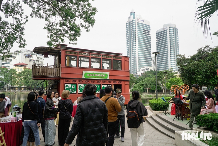 Hoài niệm tuổi thơ cùng tour ‘Hà Nội - chạm miền ký ức’ - Ảnh 2.