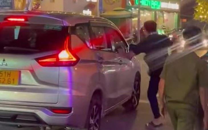 Khởi tố người hành hung tài xế xe công nghệ ở phường Hạnh Thông - Ảnh 2.