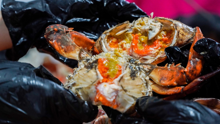 Độc đáo muối cua Cà Mau - Ảnh 2.