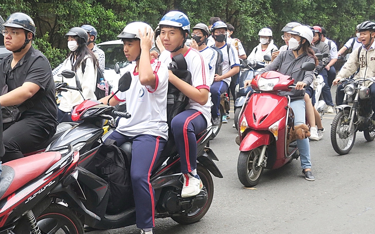 Tháo dỡ trạm thu phí bỏ hoang trên quốc lộ 51, giờ ‘G’ đã đến; Vô lý khi đóng học phí phải tốn phí - Ảnh 2.