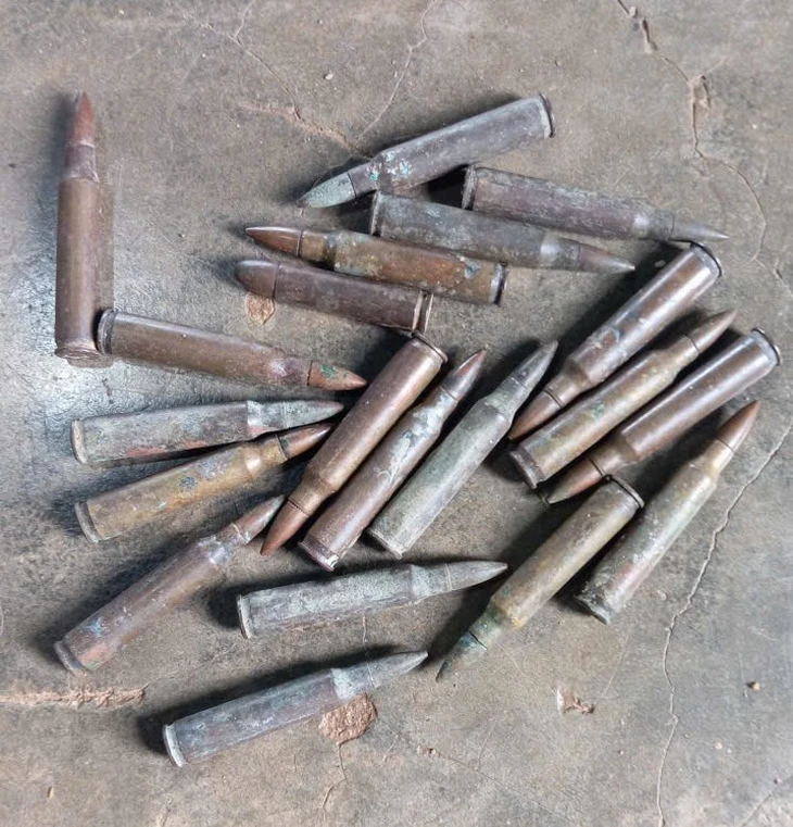 Hàng trăm cảnh sát vây bắt 20 người buôn bán vũ khí, đánh bạc, thu hơn 10.000 viên đạn - Ảnh 6.