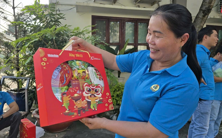 Chở Tết đến sớm với công nhân đường sắt trên 'chuyến tàu hạnh phúc'  - Ảnh 2.