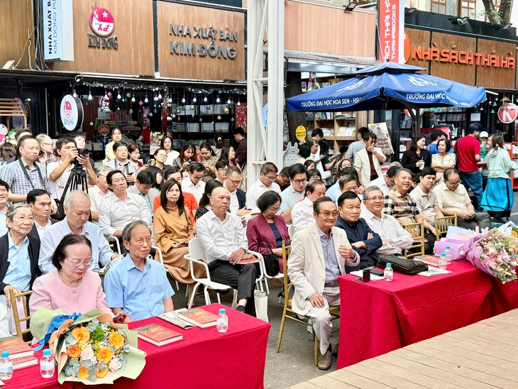 TS Trần Du Lịch ra mắt hồi ký cuộc đời và hành trình nhận thức về mô hình phát triển kinh tế - Ảnh 3.