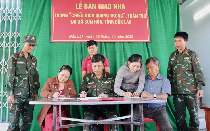 Tỉnh Đoàn Gia Lai trao 60 triệu đồng dựng lại mái nhà cho dân sau bão lũ - Ảnh 4.