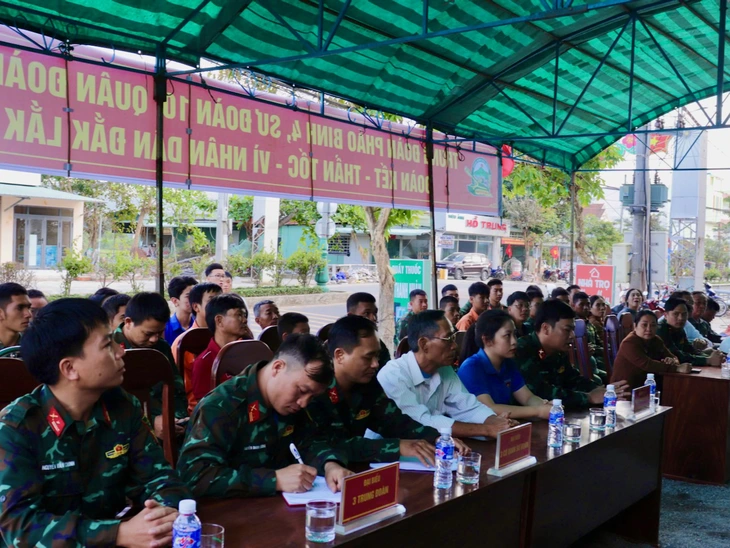 Bàn giao 5 căn nhà đầu tiên trong Chiến dịch Quang Trung cho người dân vùng lũ Phú Yên cũ - Ảnh 3.