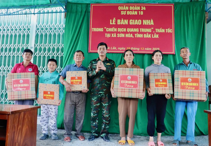 Bàn giao 5 căn nhà đầu tiên trong Chiến dịch Quang Trung cho người dân vùng lũ Phú Yên cũ - Ảnh 4.