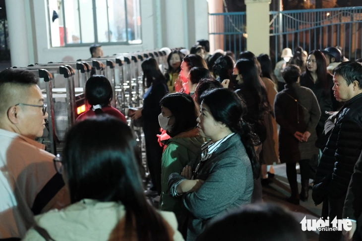 Khán giả tức giận vì đứng đợi, 20h31 concert Về đây bốn cánh chim trời mới báo hoãn - Ảnh 1.