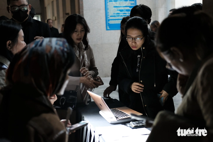 Khán giả tức giận vì đứng đợi, 20h31 concert Về đây bốn cánh chim trời mới báo hoãn - Ảnh 8.