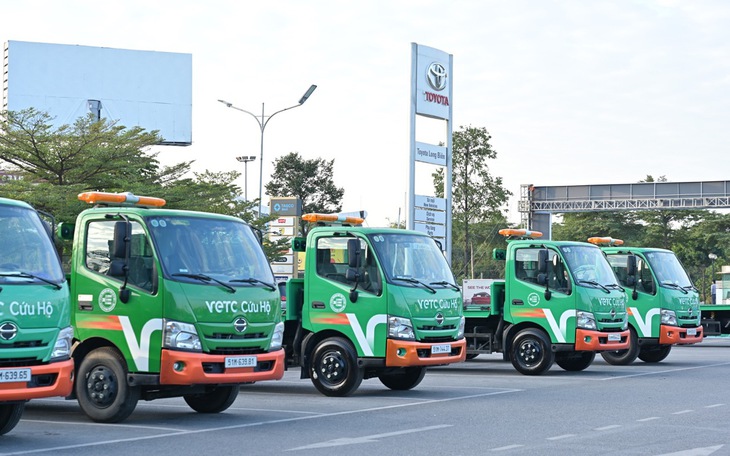 Thử gọi cứu hộ VETC trên cao tốc: 'Cân' cả xe điện nặng như VF 9, xe sang khóa bánh, mất số - Ảnh 7.