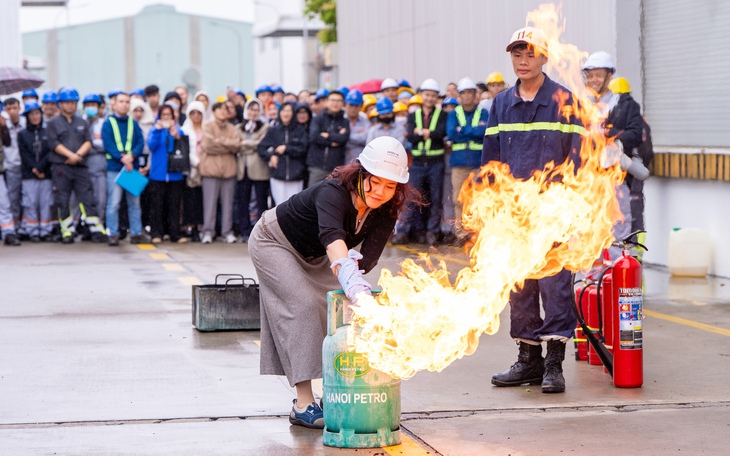 Sở Nội vụ TP.HCM thông tin vụ sập la phông kho khu công nghiệp Sóng Thần 1 - Ảnh 2.