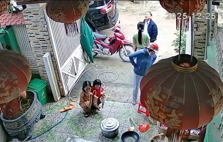 Dân bất ngờ vì 'chú bộ đội' cứu dân trong lũ dữ là Bí thư Tỉnh ủy - Ảnh 2.