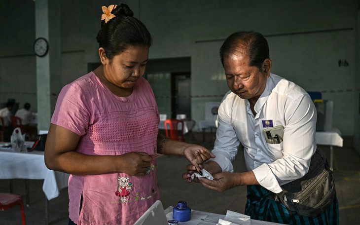 Myanmar bầu cử lần đầu sau đảo chính: Lá phiếu giữa nội chiến và hoài nghi - Ảnh 2.