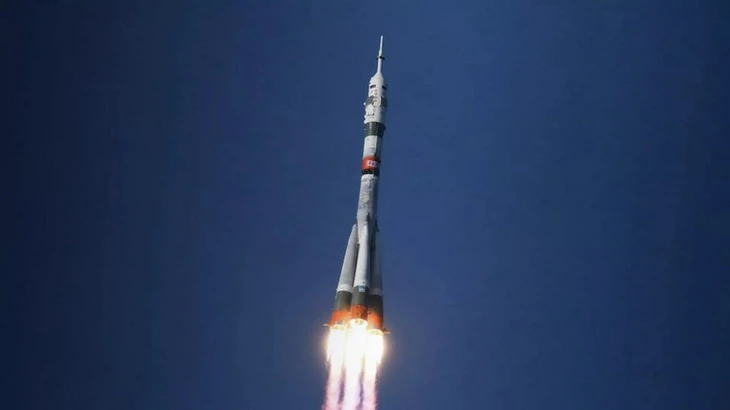 Nga phóng 52 vệ tinh trong một lần, có cả vệ tinh Iran - Ảnh 1. tên lửa - Ảnh 1.