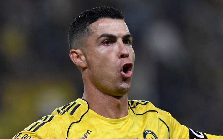 Ronaldo trao giải cho Djokovic tại Quả bóng vàng Dubai - Ảnh 2.