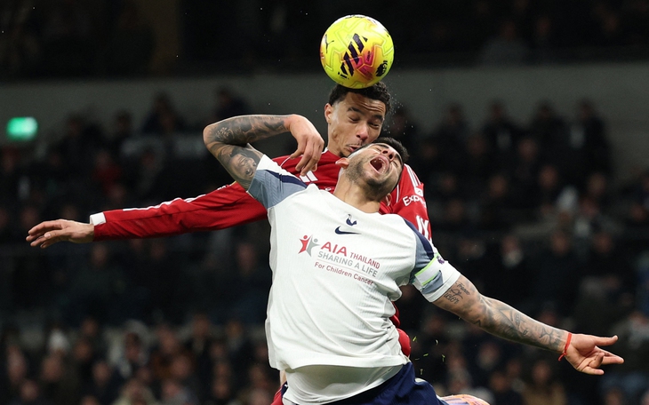 HLV Tottenham bị chỉ trích dữ dội vì uống nước bằng ly Arsenal - Ảnh 3.