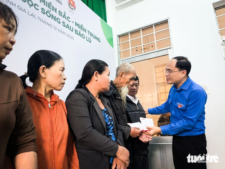 800 triệu đồng từ báo Tuổi Trẻ và GREENFEED Việt Nam hỗ trợ đồng bào bị bão, lũ ở đông Gia Lai - Ảnh 2.