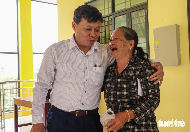 Tuổi Trẻ và GREENFEED tiếp sức 1 tỉ đồng cho người dân vùng lũ Đà Nẵng - Ảnh 4.