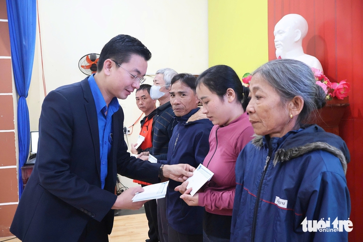 Tuổi Trẻ và GREENFEED tiếp sức 1 tỉ đồng cho người dân vùng lũ Đà Nẵng - Ảnh 10.