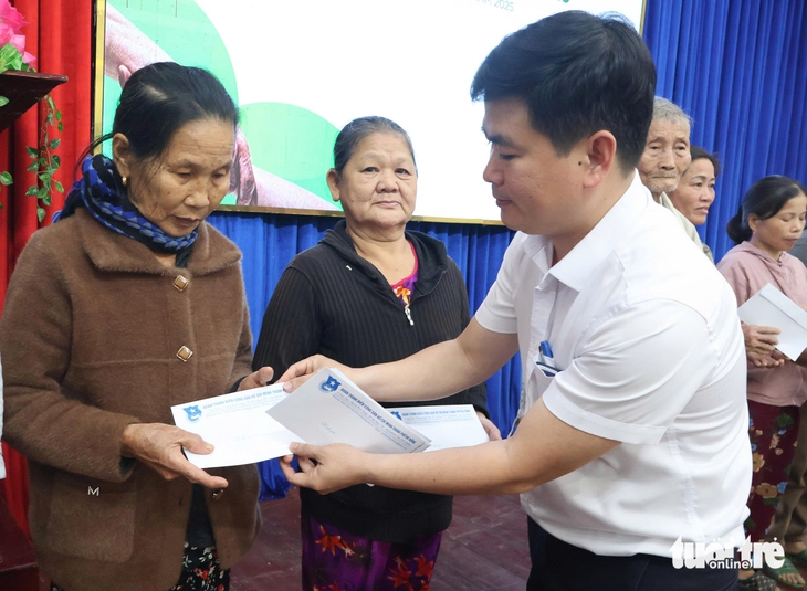 Tuổi Trẻ và GREENFEED tiếp sức 1 tỉ đồng cho người dân vùng lũ Đà Nẵng - Ảnh 11.