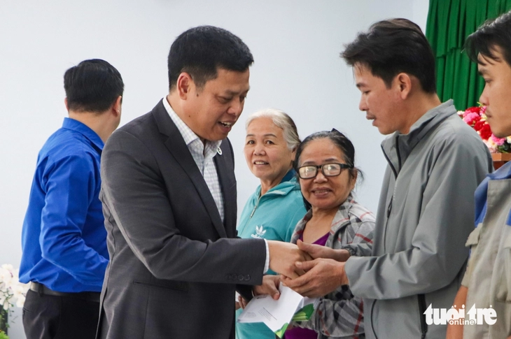 Tuổi Trẻ và GREENFEED tiếp sức 1 tỉ đồng cho người dân vùng lũ Đà Nẵng - Ảnh 6.