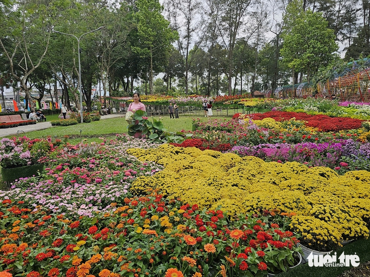 Ngắm 125 món bánh dân gian từ bột Sa Đéc và bản đồ Việt Nam tạo hình từ các giống hoa kiểng - Ảnh 3.