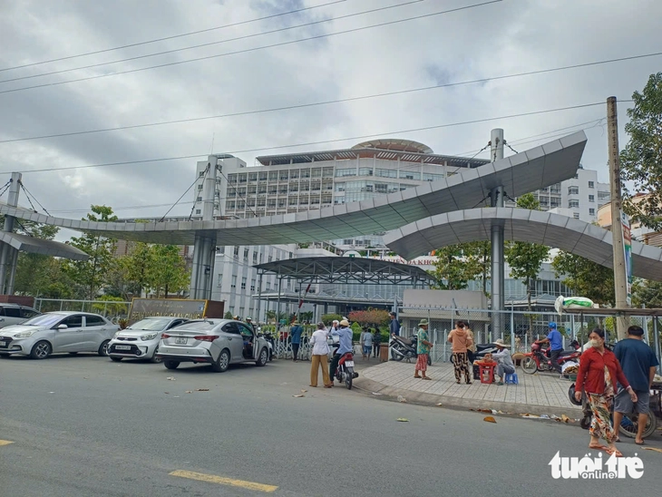 Vì sao Bệnh viện Đa khoa An Giang chọn thầu giá cao? - Ảnh 1.