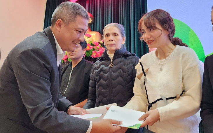 Tiếp sức bà con vùng lũ Huế, Đà Nẵng - Ảnh 2.