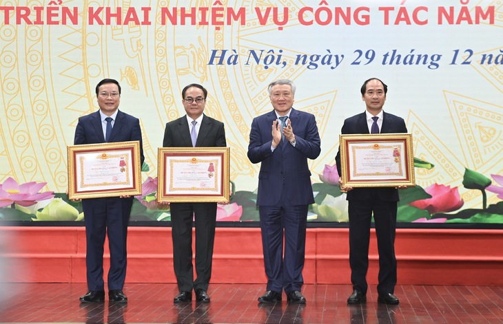 Phó thủ tướng thường trực: Không để cán bộ 'mần thinh, chỉ ngồi chờ, quan hệ tốt' dễ dàng thăng tiến - Ảnh 3.