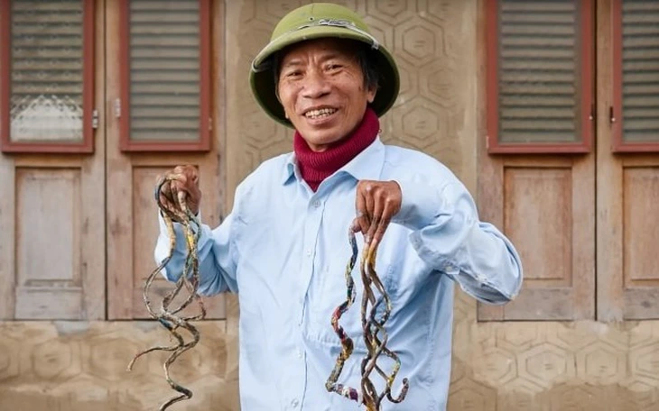 Thanh niên leo 4 tầng để giải cứu bé trai mắc kẹt 'chuồng cọp' - Ảnh 2.