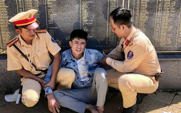 Cuối năm, CSGT Huế phát hiện tài xế vừa lái xe đầu kéo, vừa dùng ma túy - Ảnh 2.