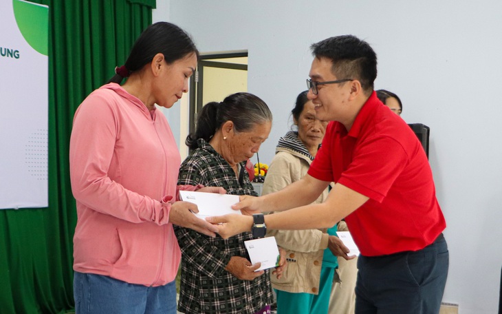 Dân vùng rốn lũ Khánh Hòa mừng phát khóc khi nhận được quà tái thiết của Tuổi Trẻ và GREENFEED - Ảnh 7.