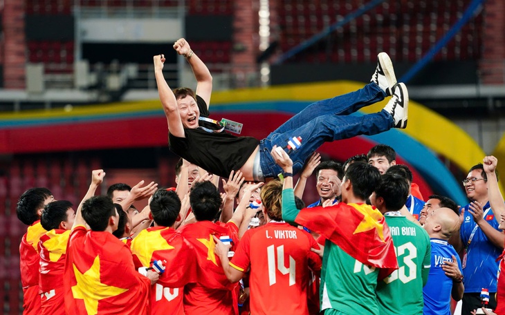 Bóng đá thế giới năm 2025: Bất ngờ, và sự định hình lại môn thể thao vua - Ảnh 1.