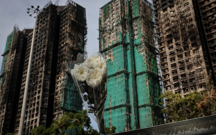 Hong Kong chạy đua tháo lưới giàn giáo trên các toà nhà đang cải tạo - Ảnh 3.