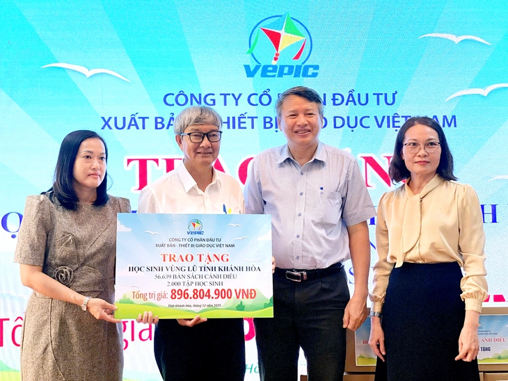 2 doanh nghiệp tặng gần 300.000 bản sách Cánh Diều cho học sinh và hỗ trợ giáo viên vùng lũ - Ảnh 1.