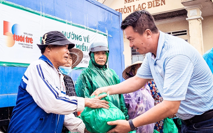 Tuổi Trẻ và Greenfeed Việt Nam trao 900 triệu đồng tái thiết cuộc sống dân vùng lũ Khánh Hòa - Ảnh 8.