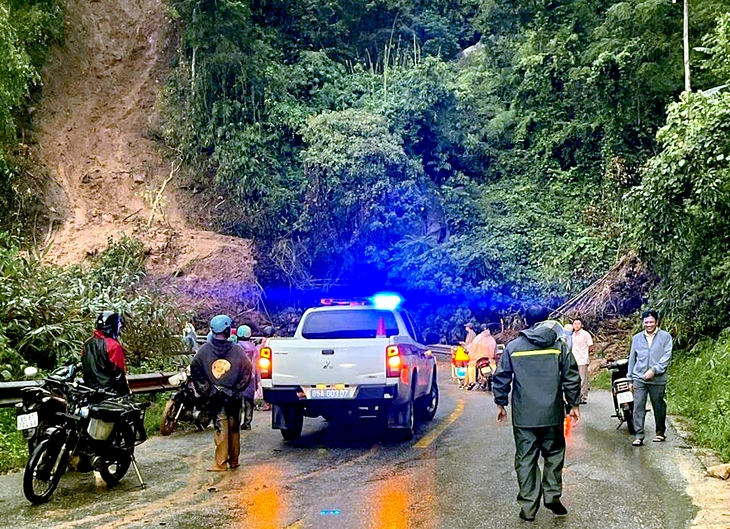 Đèo Ngoạn Mục đã thông xe nhưng vẫn tiềm ẩn nguy cơ sạt lở - Ảnh 1.