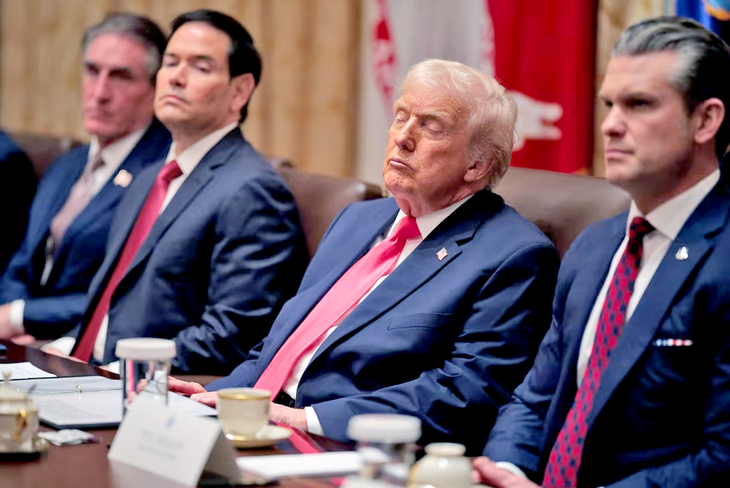 Ông Trump lại... 'lim dim' trong cuộc họp Nội các - Ảnh 1.