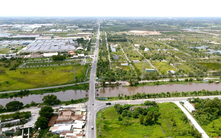 Trình kế hoạch khởi công đường song hành, chọn nhà đầu tư đường vành đai 4 TP.HCM - Ảnh 2.