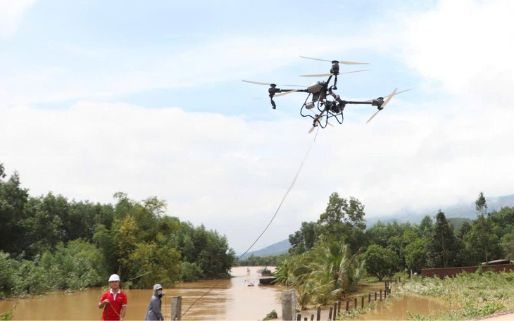 Xem diễn tập dùng drone cứu người trong mưa lũ ở Huế - Ảnh 2.