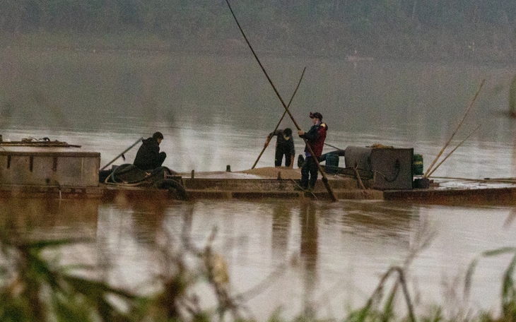 Xã siết chặt quản lý sau phản ánh của Tuổi Trẻ về cát tặc trên sông Thạch Hãn - Ảnh 5.