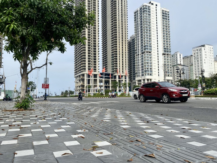 Vì sao vỉa hè mới cải tạo ở Đà Nẵng gập ghềnh, khó đi? - Ảnh 2.